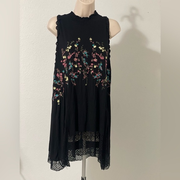 POL Tops - POL High Collar Embroidered Floral Sleeveless Top Size Small